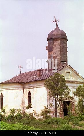 Măgureni, Kreis Calarasi, Rumänien, 1990. Verlassene alte Kirche in einem Dorf in der Nähe von Bukarest. Die Kirche Magureni, ein historisches Denkmal aus dem 17. Jahrhundert, wurde 1983 während der Arbeiten am Donau-Bukarest-Kanal überflutet, ein Projekt des rumänischen Präsidenten N. Ceausescu. Stockfoto