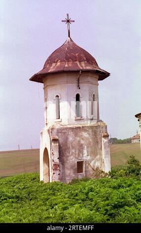 Măgureni, Kreis Calarasi, Rumänien, 1990. Verlassene alte Kirche in einem Dorf in der Nähe von Bukarest. Der Glockenturm der Kirche Magureni, ein historisches Denkmal aus dem 17. Jahrhundert, wurde 1983 während der Arbeiten am Donau-Bukarest-Kanal überflutet, ein Projekt des rumänischen Präsidenten N. Ceausescu. Stockfoto