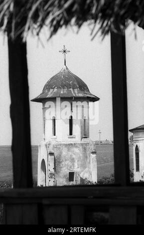 Măgureni, Kreis Calarasi, Rumänien, 1990. Verlassene alte Kirche in einem Dorf in der Nähe von Bukarest. Der Glockenturm der Kirche Magureni, ein historisches Denkmal aus dem 17. Jahrhundert, wurde 1983 während der Arbeiten am Donau-Bukarest-Kanal überflutet, ein Projekt des rumänischen Präsidenten N. Ceausescu. Stockfoto