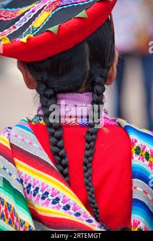 Rückansicht eines jungen Mädchens mit Zöpfen in traditioneller peruanischer Kleidung; Heiliges Tal, Peru Stockfoto