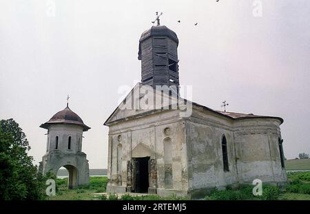 Măgureni, Kreis Calarasi, Rumänien, 1990. Verlassene alte Kirche in einem Dorf in der Nähe von Bukarest. Die Kirche Magureni, ein historisches Denkmal aus dem 17. Jahrhundert, wurde 1983 während der Arbeiten am Donau-Bukarest-Kanal überflutet, ein Projekt des rumänischen Präsidenten N. Ceausescu. Stockfoto