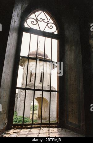 Măgureni, Kreis Calarasi, Rumänien, 1990. Verlassene alte Kirche in einem Dorf in der Nähe von Bukarest. Die Kirche Magureni, ein historisches Denkmal aus dem 17. Jahrhundert, wurde 1983 während der Arbeiten am Donau-Bukarest-Kanal überflutet, ein Projekt des rumänischen Präsidenten N. Ceausescu. Stockfoto