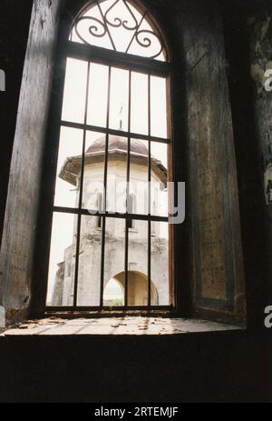 Măgureni, Kreis Calarasi, Rumänien, 1990. Verlassene alte Kirche in einem Dorf in der Nähe von Bukarest. Die Kirche Magureni, ein historisches Denkmal aus dem 17. Jahrhundert, wurde 1983 während der Arbeiten am Donau-Bukarest-Kanal überflutet, ein Projekt des rumänischen Präsidenten N. Ceausescu. Stockfoto