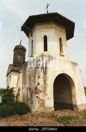 Măgureni, Kreis Calarasi, Rumänien, 1990. Verlassene alte Kirche in einem Dorf in der Nähe von Bukarest. Die Kirche Magureni, ein historisches Denkmal aus dem 17. Jahrhundert, wurde 1983 während der Arbeiten am Donau-Bukarest-Kanal überflutet, ein Projekt des rumänischen Präsidenten N. Ceausescu. Stockfoto