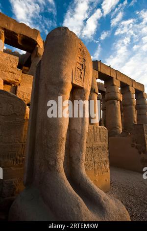 Überreste einer Statue am Tempel in Luxor; Luxor, Ägypten Stockfoto