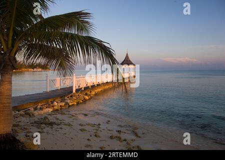 Pavillon und Pier bei Sonnenuntergang in einem Resort in Jamaika; Jamaika Stockfoto