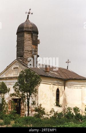 Măgureni, Kreis Calarasi, Rumänien, 1990. Verlassene alte Kirche in einem Dorf in der Nähe von Bukarest. Die Kirche Magureni, ein historisches Denkmal aus dem 17. Jahrhundert, wurde 1983 während der Arbeiten am Donau-Bukarest-Kanal überflutet, ein Projekt des rumänischen Präsidenten N. Ceausescu. Stockfoto