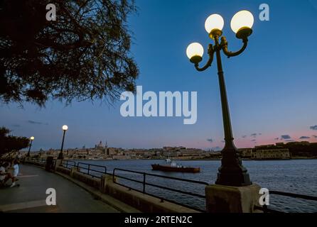 Valletta bei Sonnenuntergang von Sliema, Malta; Sliema, Malta Insel, Republik Malta Stockfoto