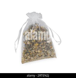 Duftender Beutel mit getrockneten Kamillenblüten isoliert auf weiß, Draufsicht Stockfoto