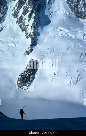Bergsteiger mit schneebedeckter Kulisse; Argentiere, Frankreich Stockfoto