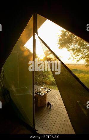 Frühstück bei Sonnenaufgang Aufstellen eines Zeltes im Freien in einem Safari Camp, Bateleur Camp, Kichwa Tembo, Masai Mara National Reserve, Kenia; Kenia Stockfoto