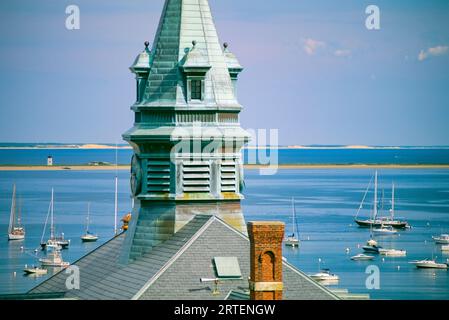 Hafen von Provincetown mit Rathaus im Vordergrund, Cape Cod, Massachusetts, USA; Cape Cod, Massachusetts, Vereinigte Staaten von Amerika Stockfoto