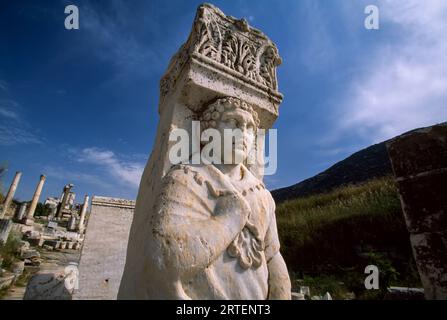 Linke Säule des Herkules-Tors in der Curetes-Straße in Ephesus; Ephesus, Türkei Stockfoto