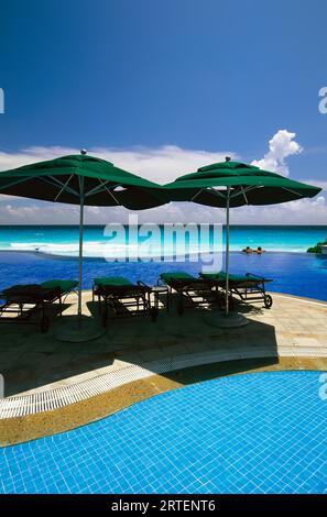 Der Swimmingpool bietet Blick auf das Karibische Meer in einem Resort in Cancun, Cancun, Mexiko Stockfoto
