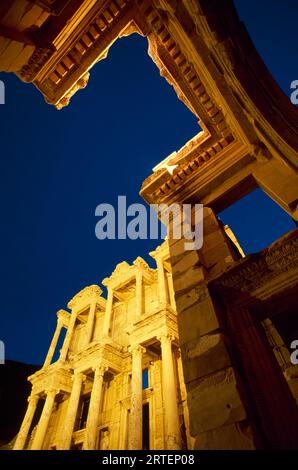 Ruine Mauer neben der Säulenfassade der Ruine der Celsus-Bibliothek; Ephesus, Türkei Stockfoto