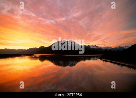 Sunset malt ein pastellfarbenes Bild am Abfluss zum Portage Glacier, Turnagain Arm, Alaska, USA; Alaska, Vereinigte Staaten von Amerika Stockfoto