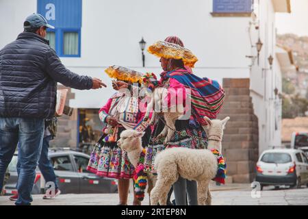 Cusco, Peru 2023. Nicht identifizierte Frauen, die auf der Straße von Cusco, Peru, heimisch sind. Stockfoto