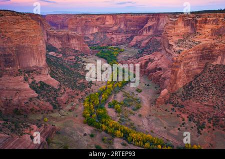 Blick westlich vom Spider Rock Overlook im Canyon de Chelly National Monument, Arizona, USA; Arizona, Vereinigte Staaten von Amerika Stockfoto