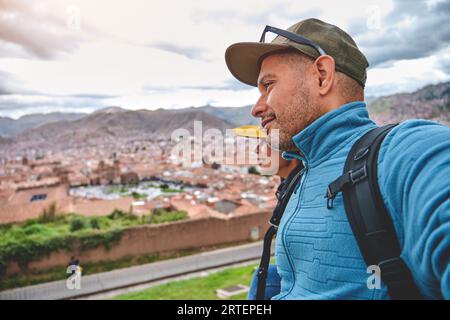 Tourist auf San Cristobal Aussichtspunkt mit Blick auf den Hauptplatz von Cuzco. Peru Stockfoto