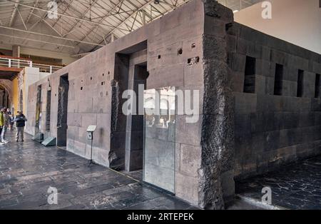 CUSCO, PERU. 2023: Inka-Mauer in der antiken Stadt Coricancha Temple, Cusco, Peru, Südamerika. Beispiel für polygonales Mauerwerk und Geschicklichkeit Stockfoto