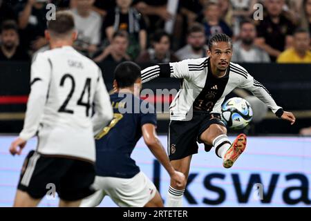 Dortmund, Deutschland. September 2023. Fußball: International, Deutschland - Frankreich, Signal Iduna Park. Leroy Sane (r) aus Deutschland übergibt den Ball. Quelle: David Inderlied/dpa/Alamy Live News Stockfoto