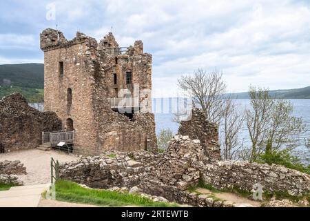 Grant Tower am Urquhart Castle Tower am Urquhart Castle mit Loch Ness im Hintergrund Stockfoto