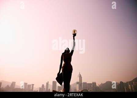 China, Tsim Sha Tsui K; Hong Kong, an der Promenade gegenüber dem Victoria Harbor, zu Ehren der Hong Kong Film Industry and its Stars, Blick auf die Avenue of Stars Stockfoto
