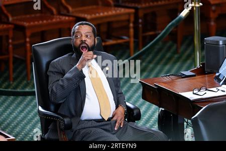 Austin Texas USA, 12. September 2023. Senator BORRIS MILES, D-Houston, gähnt während der Nachmittagssitzung am sechsten Tag im Amtsenthebungsverfahren von Texas Attorney General Ken Paxton im Senat von Texas. Quelle: Bob Daemmrich/Alamy Live News Stockfoto