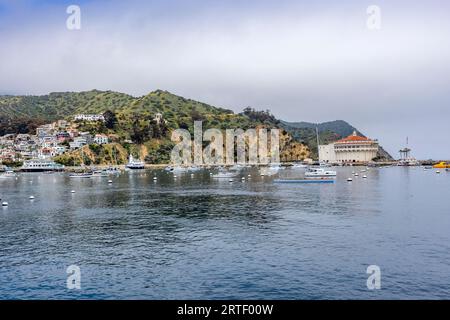 USA, Kalifornien, Catalina Island, Avalon, Blick auf den Hafen von Avalon mit berühmtem Casino-Gebäude Stockfoto