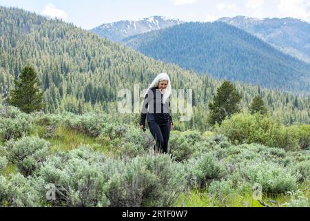 USA, Idaho, Sun Valley, Senior Woman Wandern in den Bergen Stockfoto