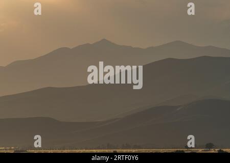 USA, Idaho, Bellevue, Berglandschaft im Nebel bei Sonnenuntergang Stockfoto