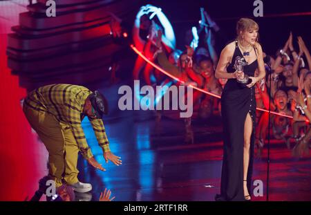 Newark, United Erklärte. September 2023. Taylor Swift wird von Timbal ausgezeichnet, da sie den Best Pop Award für „Anti-Hero“ während der MTV Video Music Awards 2023 „VMA's“ im Prudential Center in Newark, New Jersey, am Dienstag, den 12. September 2023 annimmt. Foto von John Angelillo/UPI Credit: UPI/Alamy Live News Stockfoto