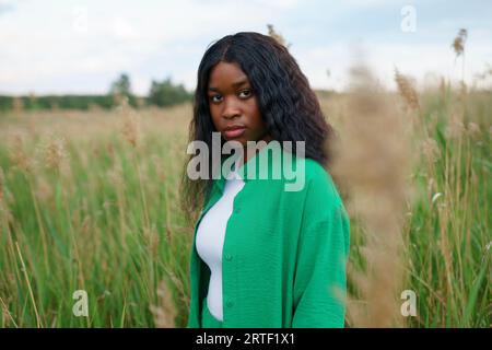 Porträt der brünetten Frau im Feld Stockfoto