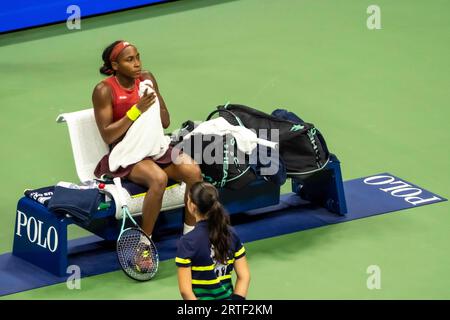 Coco Gauff (USA) beim Wechsel in den Women's Singles Finals beim US Open Tennis 2023. Stockfoto