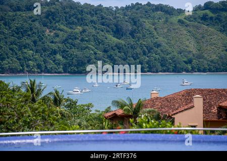 Wunderschöner Blick auf die Los Sueños Marina voller Yachten und Boote in Herradura Beach - Costa Rica Stockfoto