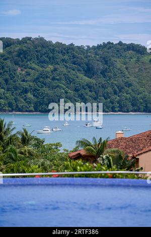 Wunderschöner Blick auf die Los Sueños Marina voller Yachten und Boote in Herradura Beach - Costa Rica Stockfoto