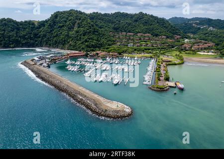 Wunderschöner Blick auf die Los Sueños Marina voller Yachten und Boote in Herradura Beach - Costa Rica Stockfoto