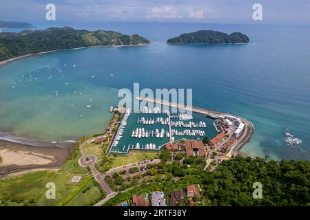 Wunderschöner Blick auf die Los Sueños Marina voller Yachten und Boote in Herradura Beach - Costa Rica Stockfoto