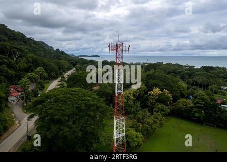 Nahaufnahme von Luftaufnahmen eines Mobilfunk-, Telekommunikations- und g5-Turms in den Bergen und am Strand von Costa Rica Stockfoto