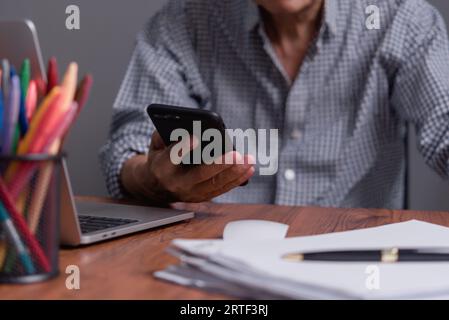 Asiatischer Geschäftsmann mit Mobiltelefon für Arbeit und Kommunikation Stockfoto