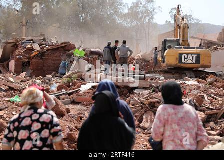 Al Haouz, Marokko. September 2023. Ein Bagger entfernt Erdbebenschutt in der Provinz Al Haouz, Marokko, 12. September 2023. Die Zahl der Todesopfer durch das verheerende Erdbeben in Marokko ist auf 2.901 und die Zahl der Verletzten auf 5.530 gestiegen, so die jüngste Erklärung der marokkanischen Regierung vom Dienstag. Quelle: Wang Dongzhen/Xinhua/Alamy Live News Stockfoto