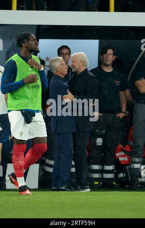 Dortmund, Allemagne. September 2023. Trainer von France Didier Deschamps begrüßt Interimstrainer von Deutschland Rudi Voeller nach dem internationalen Freundschaftsfußballspiel zwischen Deutschland und Frankreich am 12. September 2023 im Signal Iduna Park in Dortmund - Foto Jean Catuffe/DPPI Credit: DPPI Media/Alamy Live News Stockfoto