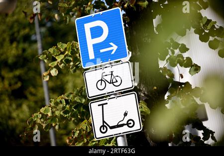 Berlin, Deutschland. September 2023. Ein Schild weist auf einen Parkplatz für E-Scooter hin. Nur wenige benutzen E-Scooter, aber viele ärgern sich über die batteriebetriebenen Scooter - besonders in Großstädten. Quelle: Britta Pedersen/dpa/Alamy Live News Stockfoto