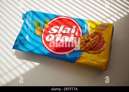 Schöne süße Slai Olai Kekse mit Ananasmarmelade isoliert auf weiß, isoliert auf weißem Hintergrund. Stockfoto