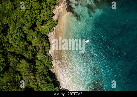 Wunderschöner Blick auf Playas del Coco, Hermosa Beach und seine grünen Berge, Bucht und Yachten in Costa Rica Stockfoto