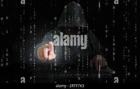 Ein Hacker, der hinter binärem Code steckt, Datenströme durchbricht die Cybersicherheit und erreicht seine Hand, um Ihre persönliche Identität zu kontrollieren Stockfoto