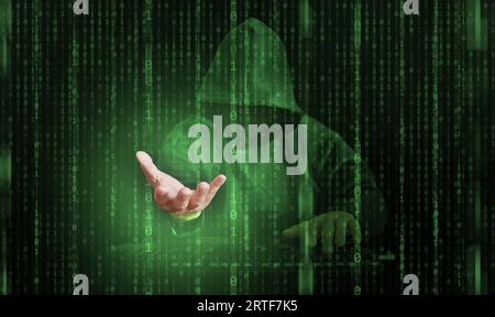 Ein Hacker, der hinter binärem Code steckt, Datenströme, die Cybersicherheit durchbrechen können und seine Hand ausreicht, um Ihre persönliche Identität zu stehlen Stockfoto
