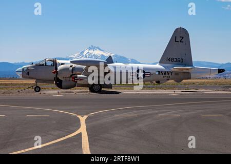 Lockheed SP-2H Neptune befindet sich an der Rampe in Madras, Oregon. Der Neptun wurde von der US Navy in den späten 50er Jahren und bis in die 60er Jahre mit Anti eingesetzt Stockfoto