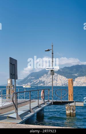 Pier für Fährverbindung am Ufer des Gardasees in Malcesine Centro in Italien Stockfoto
