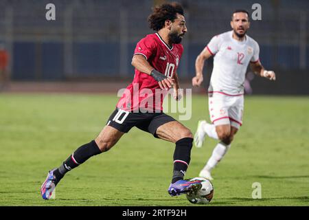 Kairo, Ägypten. September 2023. Mohamed Salah (L) aus Ägypten tritt beim internationalen Freundschaftsspiel zwischen Ägypten und Tunesien in Kairo, Ägypten, am 12. September 2023 an. Quelle: Ahmed Gomaa/Xinhua/Alamy Live News Stockfoto